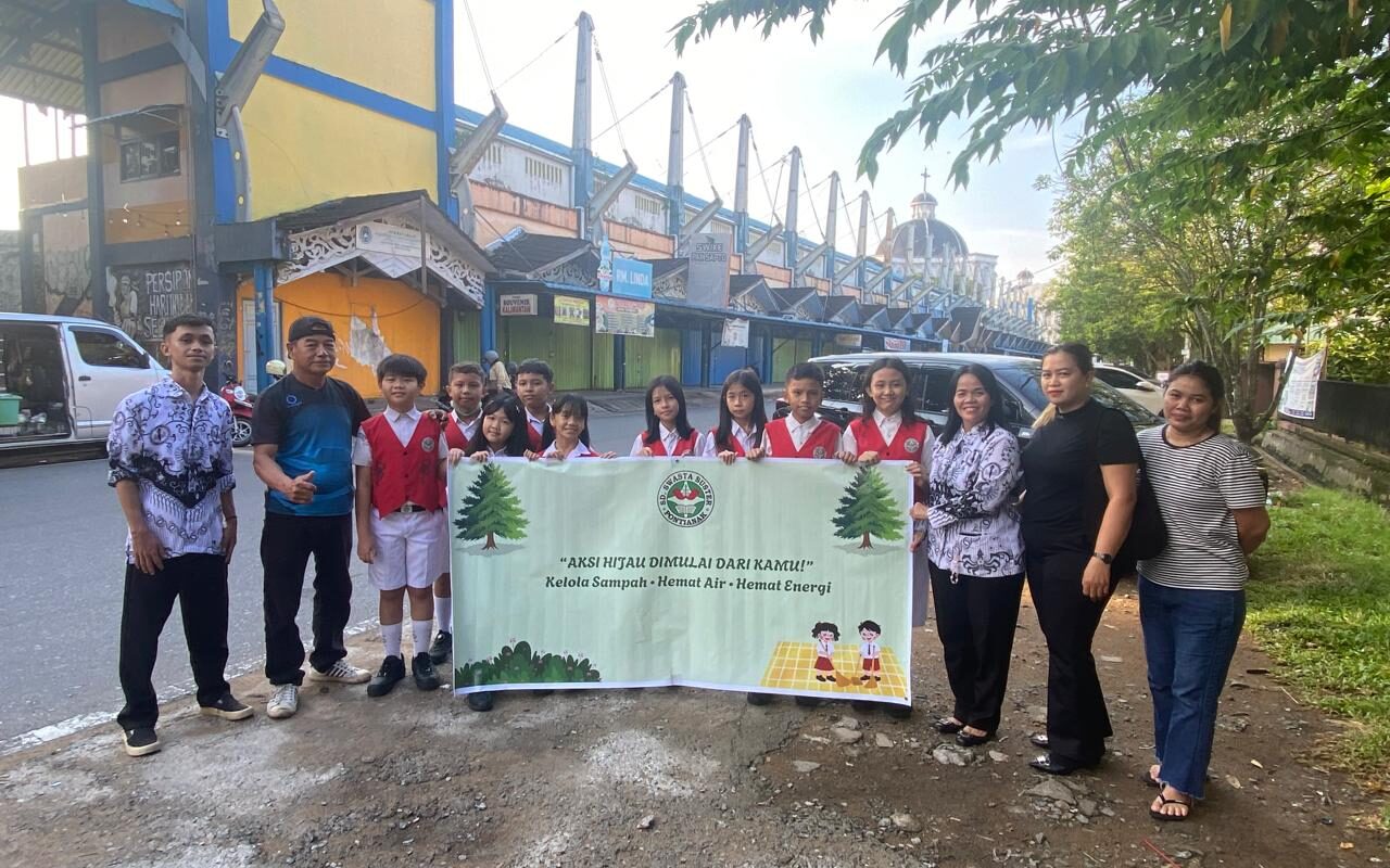 Kader Sekolah Adiwiyata Melaksanakan Sosialisasi Peduli Lingkungan kepada Masyarakat